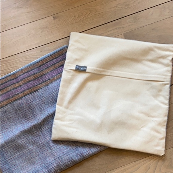 Two matching pillow covers - Picture 4 of 4